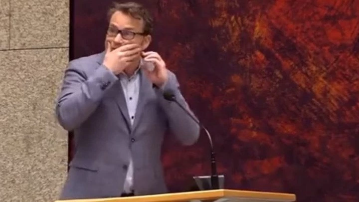 Ανατριχιαστικές εικόνες αντίκρυσαν οι Ολλανδοί βουλευτές!-Η στιγμή της απόπειρας αυτοκτονίας μέσα στο κοινοβούλιο-Βίντεο